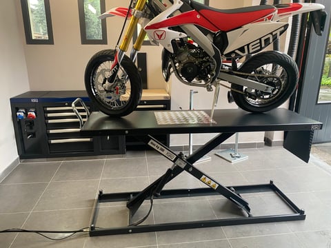 Second hand motorbike shop lift